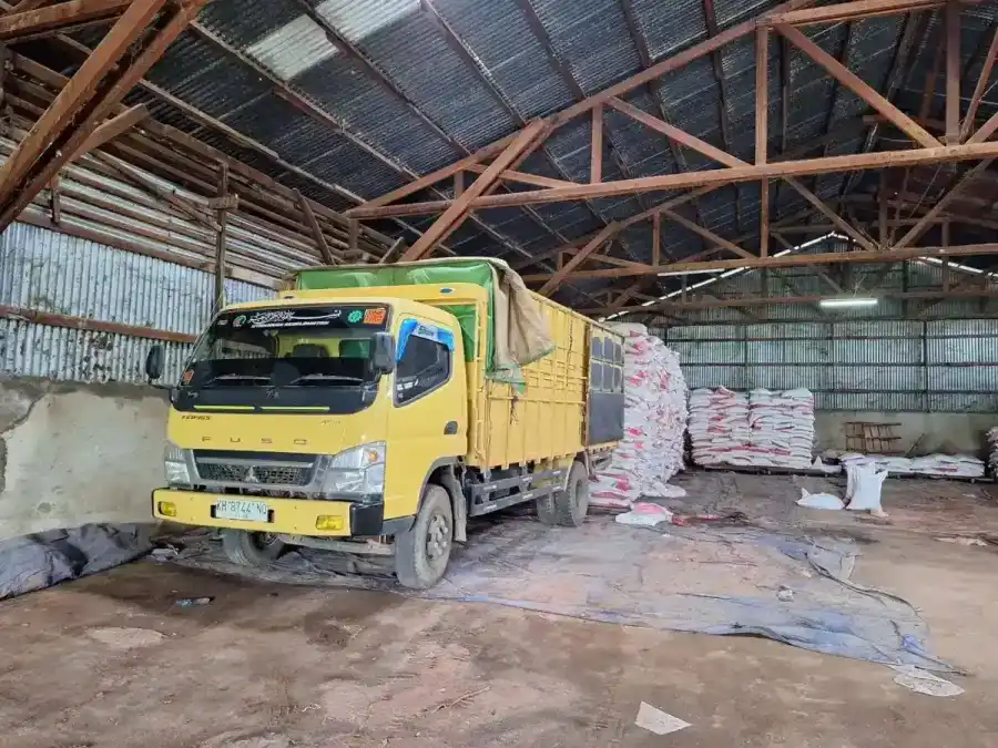 Truk CV. Catur Borneo Abadi memuat pupuk
